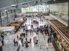 Reshjet e dëborës devijojnë fluturimet për në Brindisi, shqiptarët kthehen në atdhe me traget