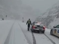 Situatë e vështirë në veri nga moti i keq, borë, rrëshqitje dheu dhe rrugë të bllokuara