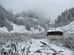 Mbi 40 cm dëborë/ Fshatra të izoluara dhe mungesë të energjisë elektrike, probleme në disa zona në Dibër