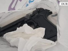 Shkoi për kontroll në spital, 54-vjeçarit i bie pistoleta nga çanta dhe shkrep aksidentalisht. Procedohet edhe djali i tij dhe një punonjës