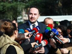 “Deputetët e PD kërkuan të merrnin pjesë në Parlament, Berisha nuk i lejoi” – Salianji: Po mbron marrëveshjen me aleatin e tij, Ramën! Ka dy pazare në kurriz të opozitës dhe qytetarëve