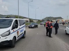 Aksident në aksin Peqin-Elbasan, makina përplas këmbësoren, ndërron jetë në spital 46-vjeçarja