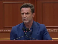 Deputetin e PS Erion Braçe nuk e mbajnë nervat! Shan emigrantin dhe godet gazetarin