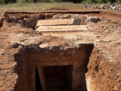 FOTO / Zbulohet varri antik në Bulqizë, brenda gjenden edhe sendet personale