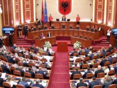 Seanca e dytë në Parlament zgjat më pak se 5 minuta/ Opozita bojkoton, mazhoranca miraton projektvendimin për zgjedhjen e drejtuesve të komisioneve