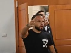 “O mashtrusa, ulu aty dëgjo. Jam vlonjat, s’ka shanse që…”, momentet e tensionit në mbledhjen e Këshillit bashkiak, i riu hap derën me forcë dhe kërcënon zyrtarët