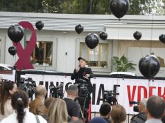 Protesta tek ministria e Shëndetësisë/ Stafa: Pacientët lihen 8 orë në karrige për të marrë trajtim, 43 mln euro duhet të shkonin për ilaçe