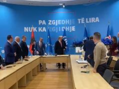 Lule dhe ëmbëlsira/ Kreu i PD surprizohet nga demokratët, si e festoi 81-vjetorin Sali Berisha në mbledhjen e grupit