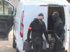 U maskuan si oficerë policie, banda e armatosur grabit punishten e arit në Francë