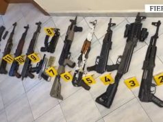 Bazë kriminale në Fier ku mbahej ‘arsenali’ i armëve, sekuestrohen automatikë, silenciatorë e pistoleta