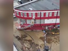 Reshjet e dendura të shiut përmbytin Laçin, rrugët kthehen në ‘lumej’