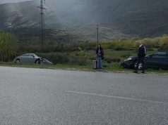 Aksident në Gjirokastër-Tepelenë, shpejtësia dhe moti i keq nxjerrin nga rruga dy automjete