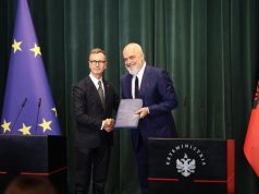 Ambasadori i BE dorëzon raportin në qeveri, arritjet dhe kritikat në gotën gjysmë plot e gjysmë bosh