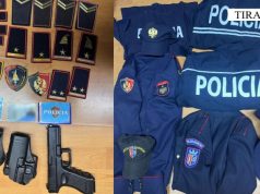 Dilte në rrugë i veshur si polic, arrestohet 20-vjeçari në Kamëz! I gjenden në banesë uniforma, armë sportive dhe dokumente të falsifikuara