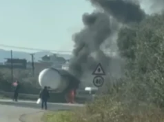 Përfshihet nga flakët autoboti me gaz në aksin Elbasan-Peqin