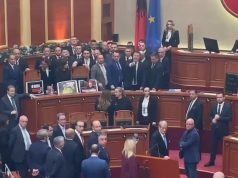 | CNN publikon pamjet: Zv/kryeministrja Belinda Balluku akuzohet për korrupsion, opozita proteston në Kuvend dhe kërkon arrestimin