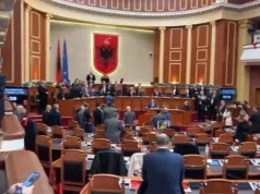 Tensione në Kuvend/ Ende pa nisur seanca, deputetët e PD zënë vendet e ministrave në sallë