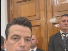 “Skandal! Pse më shtyni?”/ Tensione në protestën e ‘Mundësia’ te mbledhja për Ballukun, Shehaj ‘përplaset’ me sigurinë: Pazar PS-PD