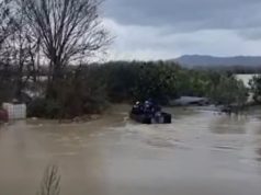 Përmbytjet në Novoselë nga dalja e Vjosës, uji hyn edhe në autostradën Vlorë-Levan