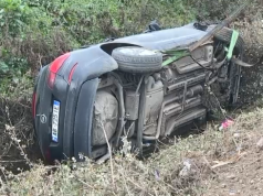 Tentoi të shmangte përplasjen me një automjet, shoferi i makinës përfundon në kanal në aksin Fier-Seman