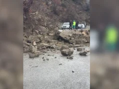 Bllokohet rruga Elbasan-Gjinar për shkak të rrëshqitjeve të dheut