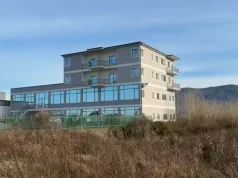 Zbulohet “shtëpi bari” në Lezhë, disa të arrestuar/ Gjenden armë, municion luftarak, kokainë dhe kanabis