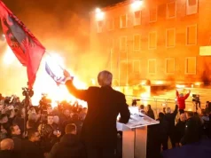 PD protestë me molotovë para Kryeministrisë, policia përgjigjet me gaz lotsjellës. Turma zhvendoset te Kuvendi. Berisha: Jemi në kilometrin e fundit të fitores
