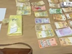 Furnizonin me kokainë disa grupe në Tiranë, 3 të arrestuar, sekuestrohen mbi 120 mijë euro, armë dhe drogë