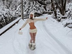 Veshje minimaliste në mes të borës, moderatorja shqiptare sfidon të ftohtin