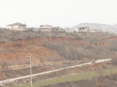 Reshjet e dendura shkaktojnë rrëshqitje toke në Bashkinë Librazhd, rrezikohen banesa në Spathar