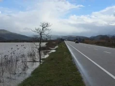 80 ha tokë bujqësore nën ‘pushtetin’ e ujit në Cakran të Fierit, rrezikohet bllokimi i autostradës Levan-Tepelenë