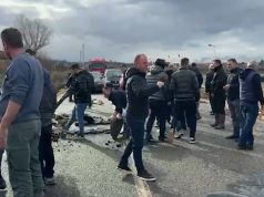 Reshjet përmbytin Gjormin, banorët bllokojnë aksin nacional, përplasen me forcat e policisë