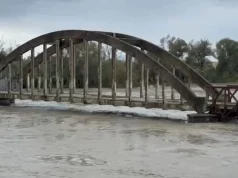 Vjosa del sërish nga shtrati pranë Urës së Mifolit, rrezik rritjeje deri në 9 metra