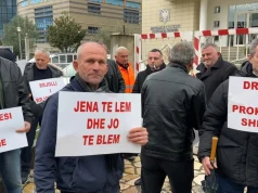 Vijojnë protestat për tokën, banorët e Rrjollit mblidhen përpara Prokurorisë së Shkodrës