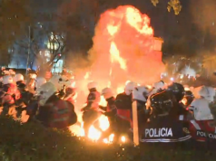 Përshkallëzohet situata para Parlamentit, protestuesit hedhin molotov, policia përgjigjet me gaz lotsjellës