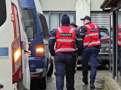 Skandali i mbetjeve “Kurum”, mbërrijnë në Gjykatën e Durrësit 20 të arrestuarit