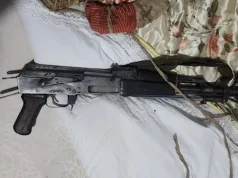 Fshihte në banesë kallashnikov pa leje dhe fishekë, arrestohet 48-vjeçari