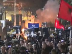 Protesta e PD, plasin molotovët, u vihet zjarri koshave të mbeturinave