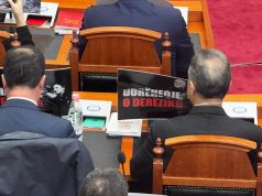 Nis seanca plenare/ Opozita me pankarta në sallë, jashtë protestë, mazhoranca pritet të rrëzojë kërkesën e SPAK për arrestimin e Ballukut