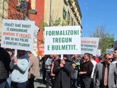 “Kërkojmë mbështetje të prodhimit vendas”/ Heqja e subvencionit të naftës, blegtorët në protestë përpara Ministrisë së Bujqësisë