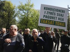 “Stop importit, bojkotoni firmat serbe!”/ Fermerët kundër skemës për bujqësinë, protestë para Ministrisë: Duam subvencion nafte si jahtet!