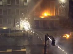 Sulmi me bomba molotovë, 5 policë të lënduar nga protesta e opozitës/ Procedohet Klevis Balliu dhe Aulon Kalaja