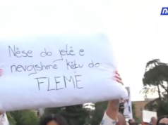 “Kupa u mbush!”/ Influencerja me jastëk me vete në protestë: Nëse është e nevojshme do të flemë edhe para Kryeministrisë!