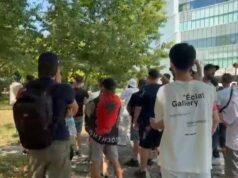 Video/ Mblidhen protestuesit e parë para Kuvendit, deputetët e PS hyjnë 30 minuta më herët