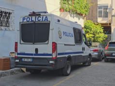 Vrau me thikë fqinjin, gjykata lë në burg Meklajd Meçajn: Më provokoi me drita të gjata