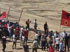 Protestë kundër ndërtimit të resortit luksoz në Rrjoll, banorët shembin rrethimin dhe futen në kantier!