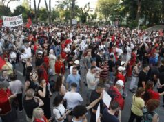 Rama të largohet, opozita të ndalë presionet”/ Nis protesta e 16-të para Kryeministrisë!