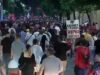 Marshimi kilometrik i qytetarëve në rrugët e Tiranës, protestuesit thërrasin në kor: Rama, jepe dorëheqjen!