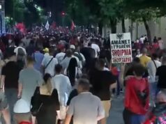 Marshimi kilometrik i qytetarëve në rrugët e Tiranës, protestuesit thërrasin në kor: Rama, jepe dorëheqjen!