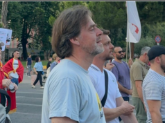24 ditë revoltë për dorëheqjen e Ramës! Robert Wilton, ish-zv ambasadori i OSBE në Tiranë pjesë e protestës